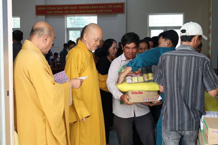 Ban điều hành hệ thống chùa Núi Bà Tây Ninh trao tặng 100 phần quà cho bà con xã Tân Long