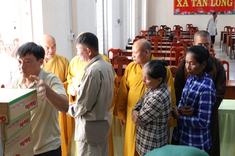 Ban điều hành hệ thống chùa Núi Bà Tây Ninh trao tặng 100 phần quà cho bà con xã Tân Long