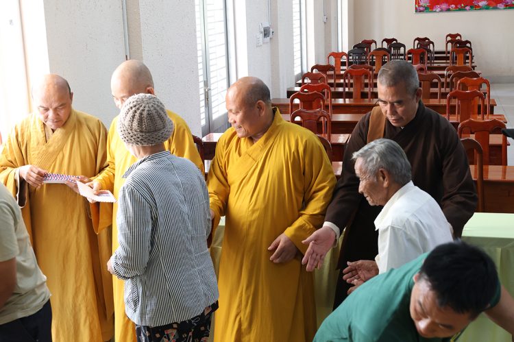 Ban điều hành hệ thống chùa Núi Bà Tây Ninh trao tặng 100 phần quà cho bà con xã Tân Long
