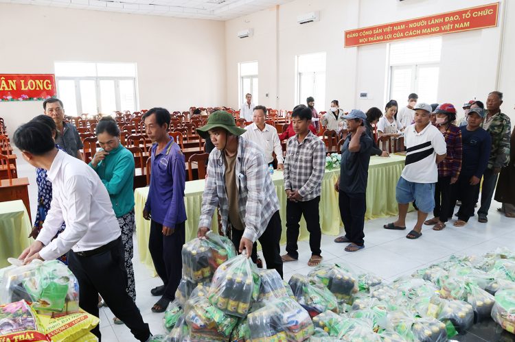 Ban điều hành hệ thống chùa Núi Bà Tây Ninh trao tặng 100 phần quà cho bà con xã Tân Long