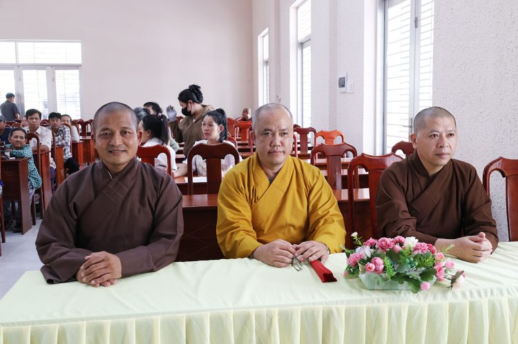 Ban điều hành hệ thống chùa Núi Bà Tây Ninh trao tặng 100 phần quà cho bà con xã Tân Long