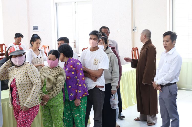 Ban điều hành hệ thống chùa Núi Bà Tây Ninh trao tặng 100 phần quà cho bà con xã Tân Long
