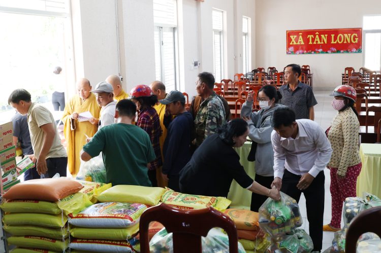 Ban điều hành hệ thống chùa Núi Bà Tây Ninh trao tặng 100 phần quà cho bà con xã Tân Long