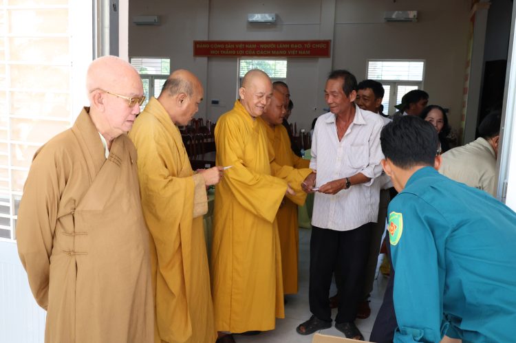 Ban điều hành hệ thống chùa Núi Bà Tây Ninh trao tặng 100 phần quà cho bà con xã Tân Long