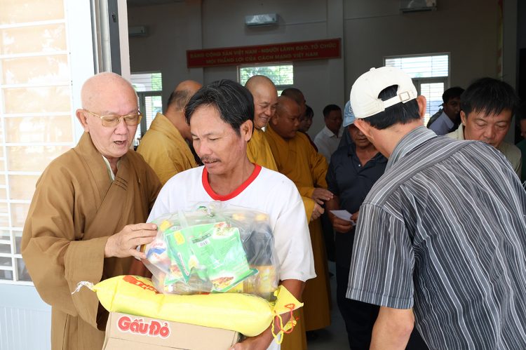 Ban điều hành hệ thống chùa Núi Bà Tây Ninh trao tặng 100 phần quà cho bà con xã Tân Long