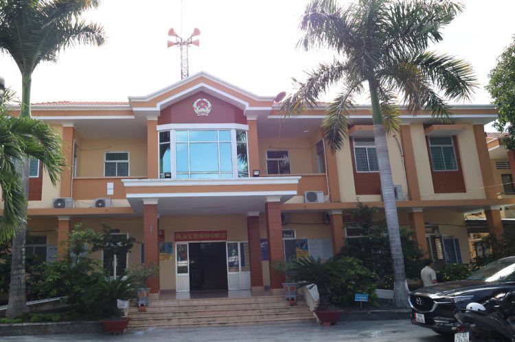 Ban điều hành hệ thống chùa Núi Bà Tây Ninh trao tặng 100 phần quà cho bà con xã Tân Long