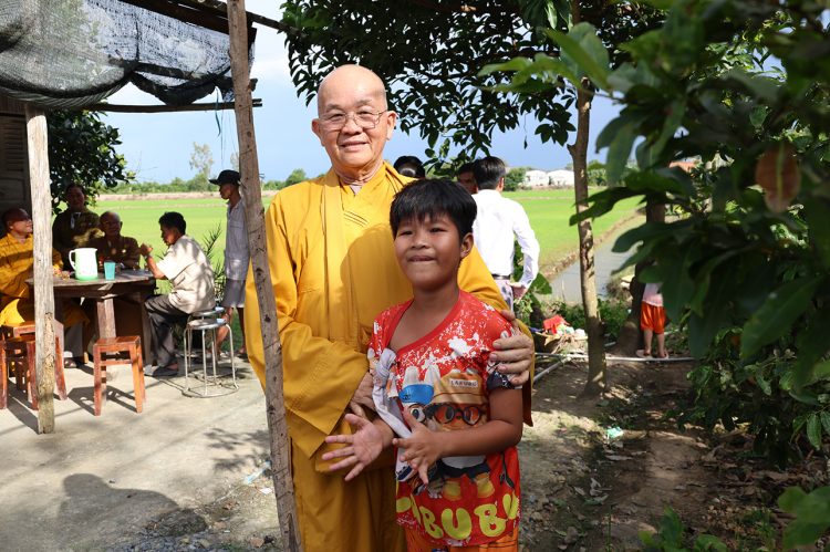 Ban điều hành hệ thống chùa Núi Bà Tây Ninh trao tặng 100 phần quà cho bà con xã Tân Long