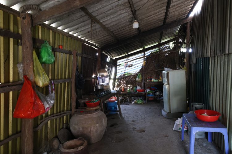 Ban điều hành hệ thống chùa Núi Bà Tây Ninh trao tặng 100 phần quà cho bà con xã Tân Long