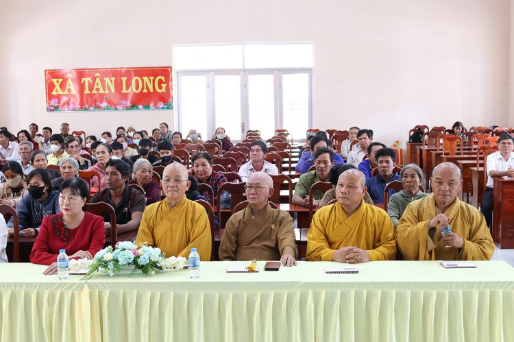 Ban điều hành hệ thống chùa Núi Bà Tây Ninh trao tặng 100 phần quà cho bà con xã Tân Long
