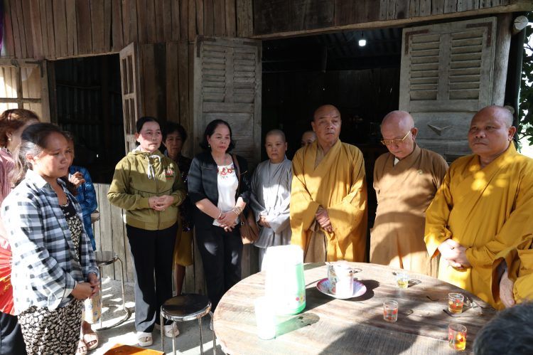Ban điều hành hệ thống chùa Núi Bà Tây Ninh trao tặng 100 phần quà cho bà con xã Tân Long