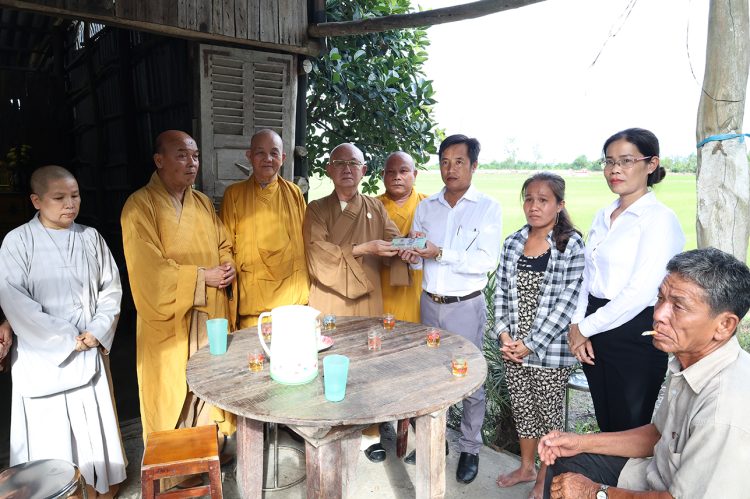 Ban điều hành hệ thống chùa Núi Bà Tây Ninh trao tặng 100 phần quà cho bà con xã Tân Long