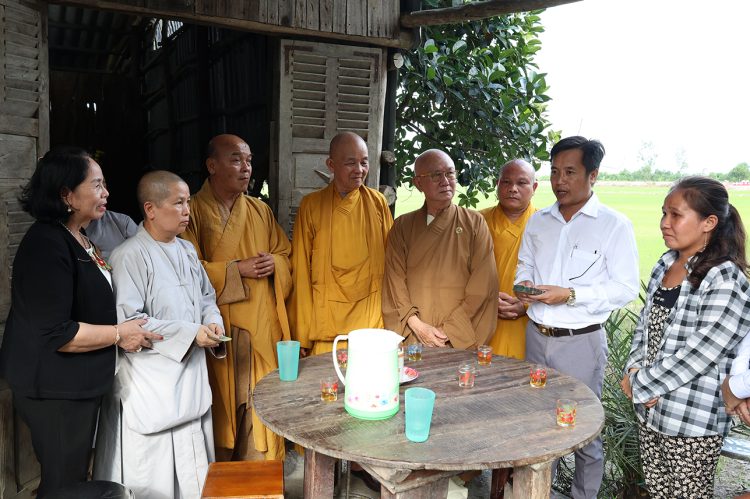 Ban điều hành hệ thống chùa Núi Bà Tây Ninh trao tặng 100 phần quà cho bà con xã Tân Long