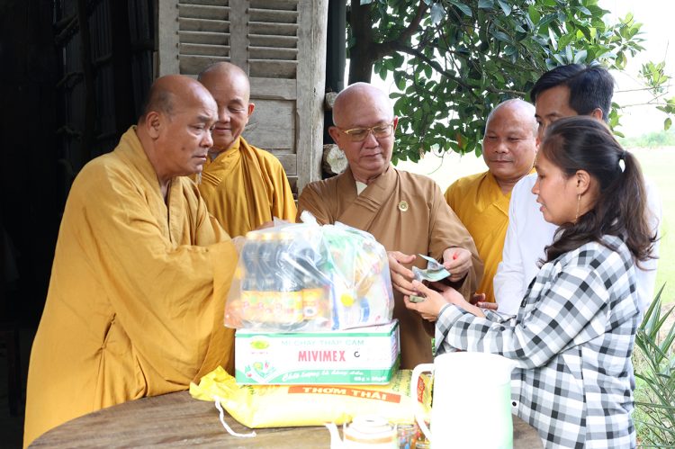 Ban điều hành hệ thống chùa Núi Bà Tây Ninh trao tặng 100 phần quà cho bà con xã Tân Long