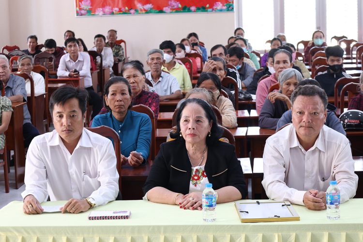 Ban điều hành hệ thống chùa Núi Bà Tây Ninh trao tặng 100 phần quà cho bà con xã Tân Long