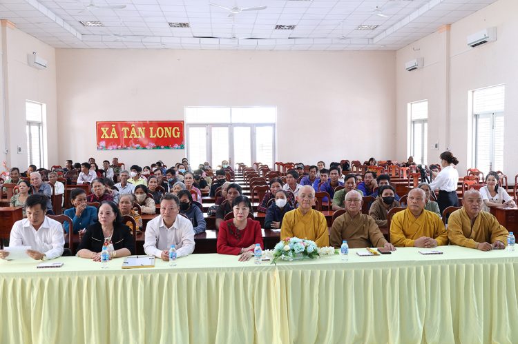 Ban điều hành hệ thống chùa Núi Bà Tây Ninh trao tặng 100 phần quà cho bà con xã Tân Long