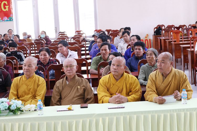 Ban điều hành hệ thống chùa Núi Bà Tây Ninh trao tặng 100 phần quà cho bà con xã Tân Long