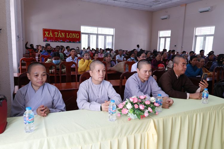 Ban điều hành hệ thống chùa Núi Bà Tây Ninh trao tặng 100 phần quà cho bà con xã Tân Long