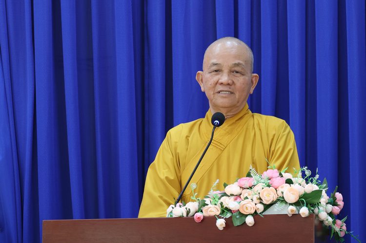 Ban điều hành hệ thống chùa Núi Bà Tây Ninh trao tặng 100 phần quà cho bà con xã Tân Long