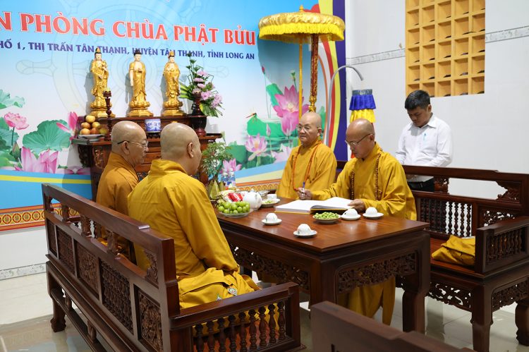 Đoàn Ban Thường trực BTS GHPGVN tỉnh Tây Ninh viếng Lễ tang Thượng tọa Thích Giác Hải.