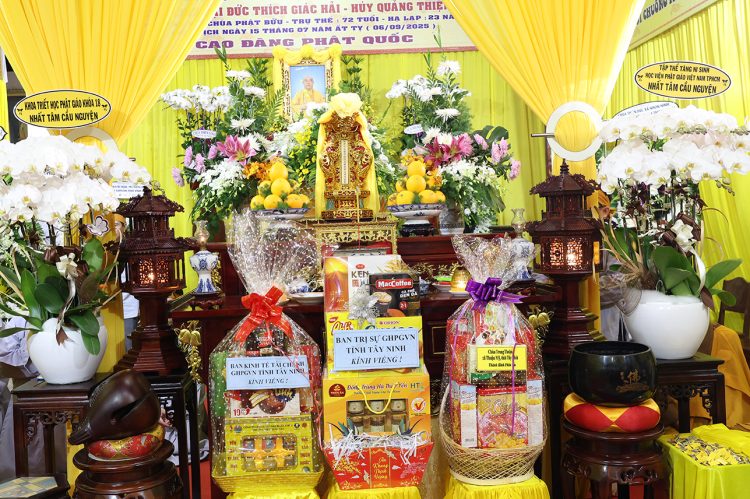 Đoàn Ban Thường trực BTS GHPGVN tỉnh Tây Ninh viếng Lễ tang Thượng tọa Thích Giác Hải.