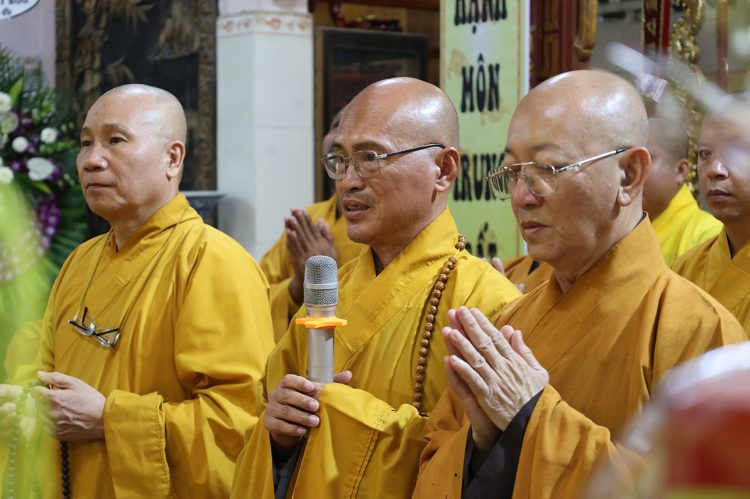 Đoàn Ban Thường trực BTS GHPGVN tỉnh Tây Ninh viếng Lễ tang Thượng tọa Thích Giác Hải.