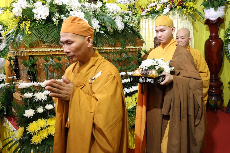 Đoàn Ban Thường trực BTS GHPGVN tỉnh Tây Ninh viếng Lễ tang Thượng tọa Thích Giác Hải.