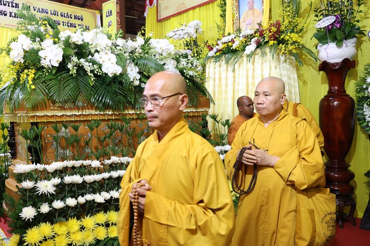 Đoàn Ban Thường trực BTS GHPGVN tỉnh Tây Ninh viếng Lễ tang Thượng tọa Thích Giác Hải.
