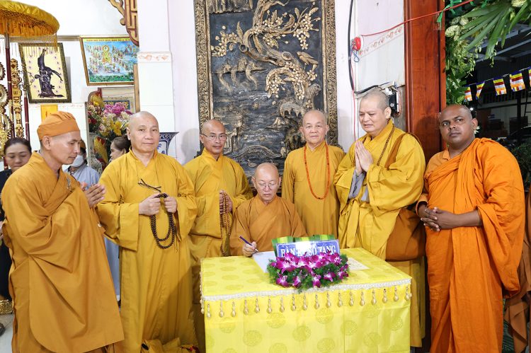 Đoàn Ban Thường trực BTS GHPGVN tỉnh Tây Ninh viếng Lễ tang Thượng tọa Thích Giác Hải.