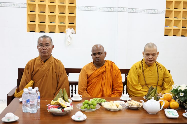 Đoàn Ban Thường trực BTS GHPGVN tỉnh Tây Ninh viếng Lễ tang Thượng tọa Thích Giác Hải.