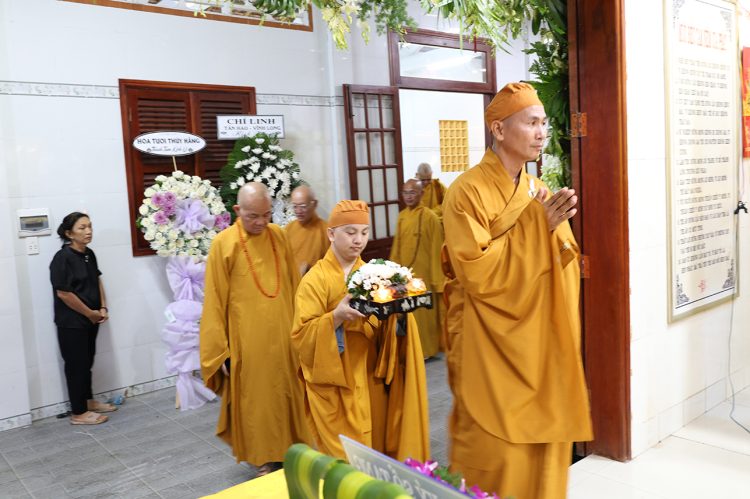 Đoàn Ban Thường trực BTS GHPGVN tỉnh Tây Ninh viếng Lễ tang Thượng tọa Thích Giác Hải.