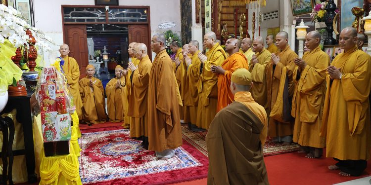 Đoàn Ban Thường trực BTS GHPGVN tỉnh Tây Ninh viếng Lễ tang Thượng tọa Thích Giác Hải.