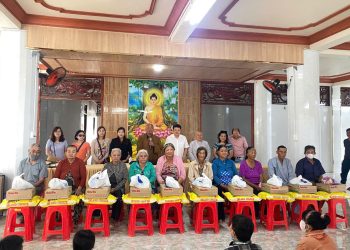 Tây Ninh: Hòa Thượng Thích Chơn Tịnh tặng quà cho gia đình có hoàn cảnh khó khăn tại chùa An Châu