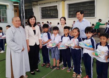 Xã An Lục Long: Chư Ni Chùa An Châu trao tặng dụng cụ học tập, tiếp bước em đến trường.