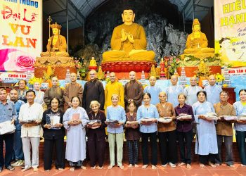 Đại diện Phật giáo liên xã Rạch Kiến – Long Cang và liên xã Cần Đước – Tân Lân – Mỹ Lệ – Long Hựu cứu trợ đồng bào lũ lụt.