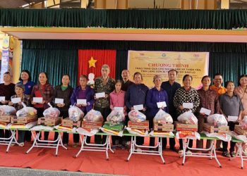 Phật giáo tỉnh cùng chùa Thiền Lâm, chùa Gò Kén trao quà cho bà con vùng bão lũ