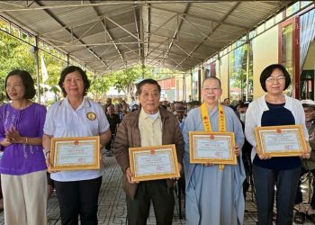 Châu Thành: chùa Linh Nghĩa Diệu Pháp tổ chức tặng quà người dân khó khăn địa phương