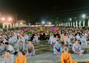 Đức Hòa: Đêm hoa đăng kính vía Đức Phật A Di Đà tại chùa Linh Nguyên