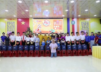 Mỹ Hạnh: 200 phần quà trao tặng cho trẻ em nhân kỷ niệm 20 năm thành lập Nhóm Chia sẻ – Sharing.