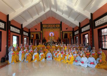 Tây Ninh: Ban Giám hiệu và Tăng Ni Sinh Trường TCPH Tây Ninh khánh tuế Chư Tôn đức