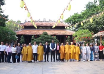 Mỹ Hạnh: Nguyên Chủ tịch nước Trương Tấn Sang và Tổng Lãnh sự Ấn Độ tại TP.HCM thăm chùa Pháp Minh