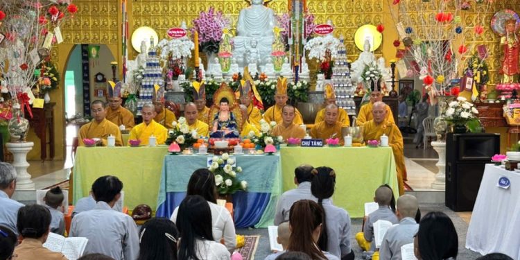 Đức Hòa: Đạo tràng Cát Tường trang nghiêm tổ chức đàn Dược Sư thất châu, khai giảng khóa tu An Lạc và trao 100 phần quà từ thiện