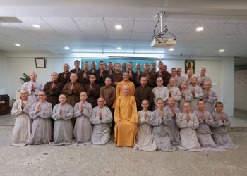 Hòa thượng Hiệu trưởng sách tấn Tăng Ni sinh Khóa I, cơ sở chùa Pháp Minh