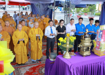 Thạnh Đức: Ban Trị sự GHPGVN tỉnh tưởng niệm các Anh hùng liệt sĩ tại Nghĩa trang Liệt sĩ Trà Võ