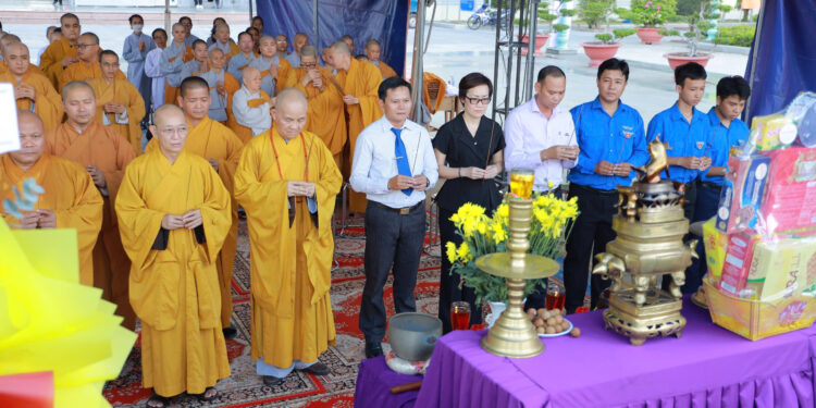 Thạnh Đức: Ban Trị sự GHPGVN tỉnh tưởng niệm các Anh hùng liệt sĩ tại Nghĩa trang Liệt sĩ Trà Võ