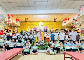 Đạo tràng Cát Tường trang nghiêm tổ chức lễ cầu siêu tưởng niệm các Anh hùng Liệt sĩ và trao quà đến học sinh