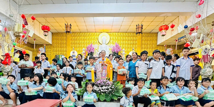 Đạo tràng Cát Tường trang nghiêm tổ chức lễ cầu siêu tưởng niệm các Anh hùng Liệt sĩ và trao quà đến học sinh