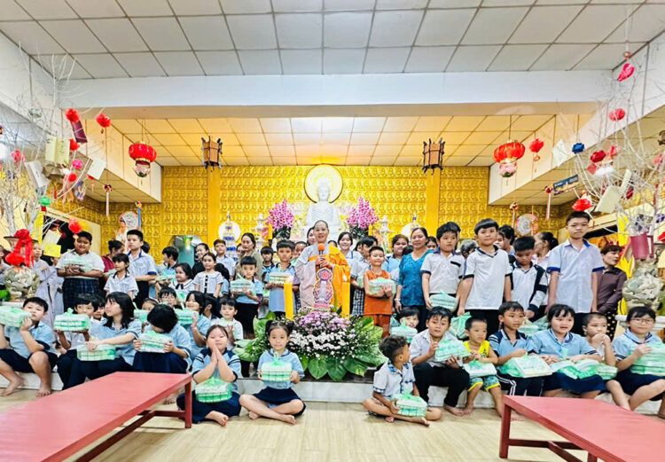Đạo tràng Cát Tường trang nghiêm tổ chức lễ cầu siêu tưởng niệm các Anh hùng Liệt sĩ và trao quà đến học sinh