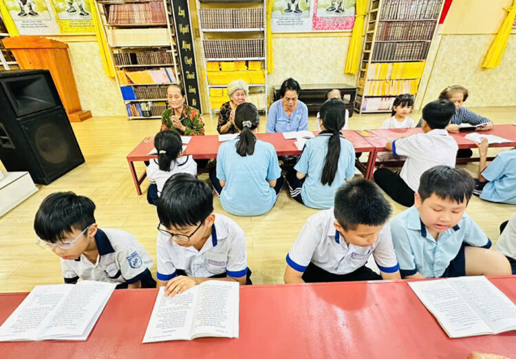 Đạo tràng Cát Tường trang nghiêm tổ chức lễ cầu siêu tưởng niệm các Anh hùng Liệt sĩ và trao quà đến học sinh