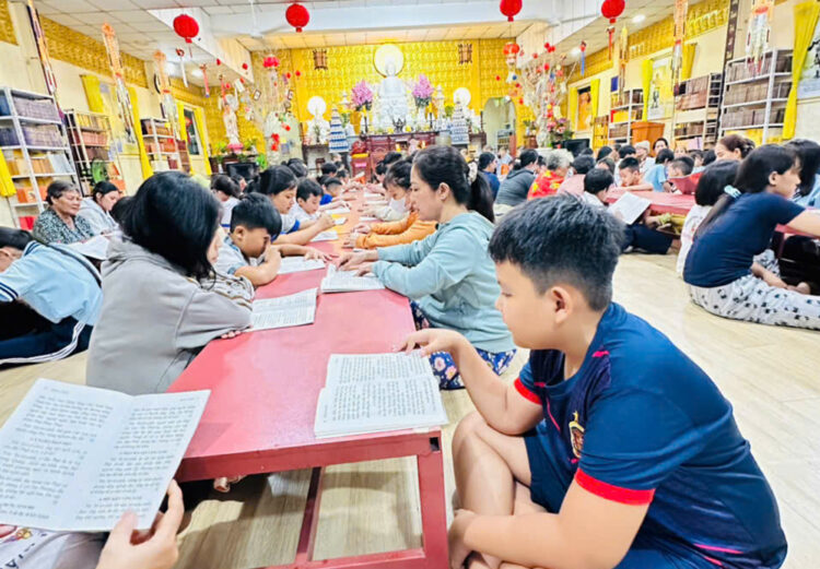 Đạo tràng Cát Tường trang nghiêm tổ chức lễ cầu siêu tưởng niệm các Anh hùng Liệt sĩ và trao quà đến học sinh