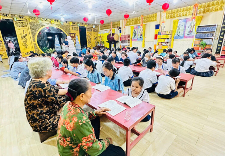 Đạo tràng Cát Tường trang nghiêm tổ chức lễ cầu siêu tưởng niệm các Anh hùng Liệt sĩ và trao quà đến học sinh